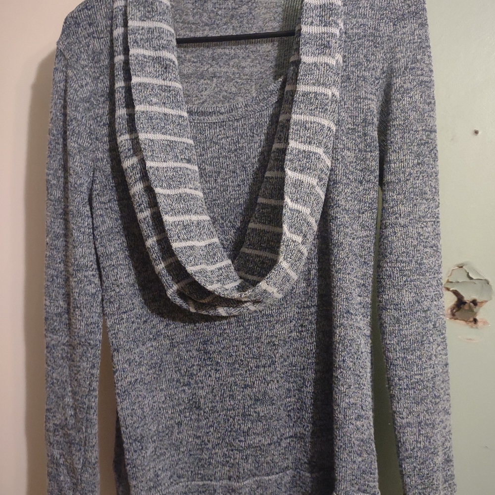 Woman's Grey Long Sleeve‎ Crowl Neck Sweater size Medium The Limited
